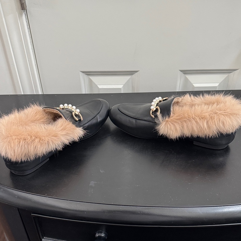 Chic Black Loafers with Tan Fur Trim - Picture 7 of 9